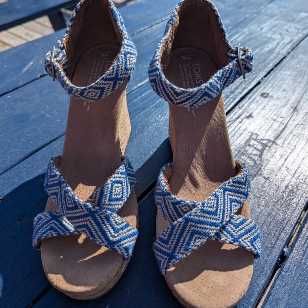 TOMS Blue White Woven Cork Wedge Sandals Women Size 9 Boho Summer - Picture 2 of 8